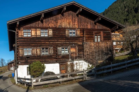Typical old wooden farmhouse, Reichenbach, near Oberstdorf, Oberallgäu, Allgäu, Bavaria, Germany