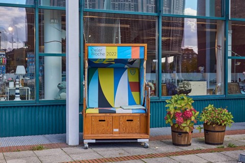 Welcome Center, glass façade, shop window, beach chair, flower pot, sunny, diffuse light,