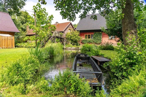 Canal and residential buildings in the Spreewald near Lübbenau/Spreewald, Brandenburg, Germany