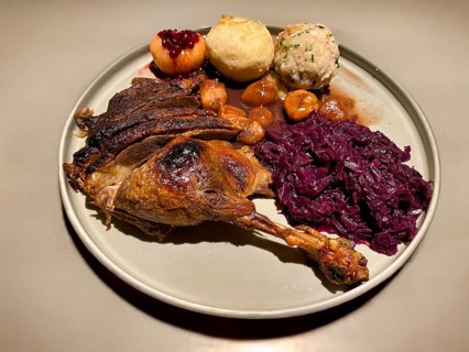 Plate with goose leg, goose breast, red cabbage, red cabbage, marenen, bread dumplings, raw potato