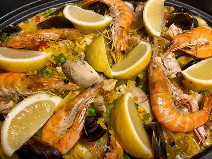 Pan with paella, lemon slices, shrimp, food, Stuttgart, Baden-Württemberg, Germany