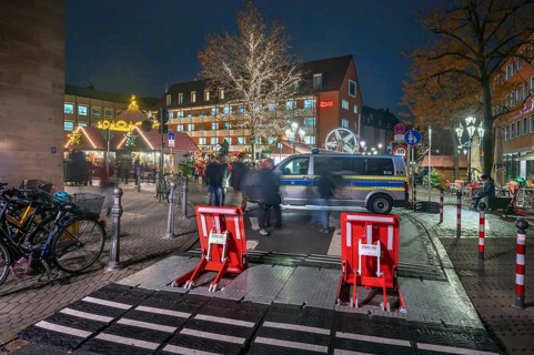 Securing the evening children's Christmas market through poizei and barriers, Hans-Sachs-Platz,