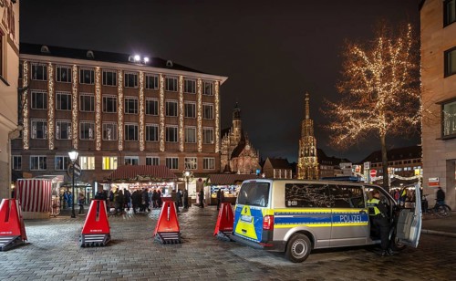 Securing the evening Christmas market through poizei and barriers, Hauptmarkt, Nuremberg Middle