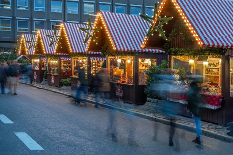 Christmas stands at the children's Christmas market in the evening, Hans Sachs Platz, Nuremberg,