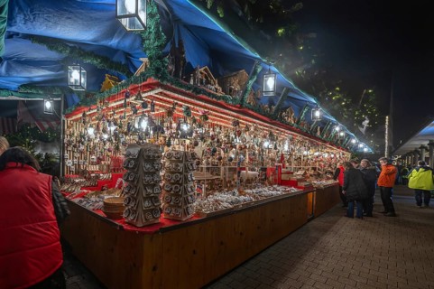 Stand with Christmas decorations at the Christkindlesmarkt, Hauptmarkt, Nuremberg, Middle