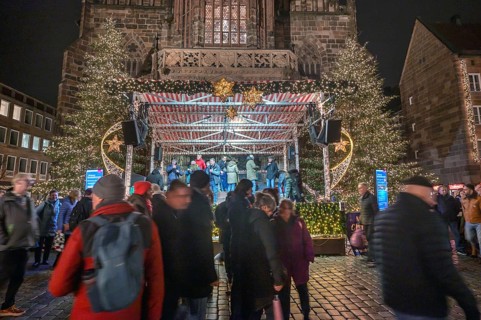 Event stage in front of the Church of Our Lady on the Nuremberg Christmas Market, Hauptmarkt,