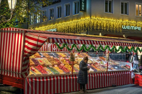 Christmas stand during Advent season with dried fruit, Königstraße, Nuremberg, Middle Franconia,