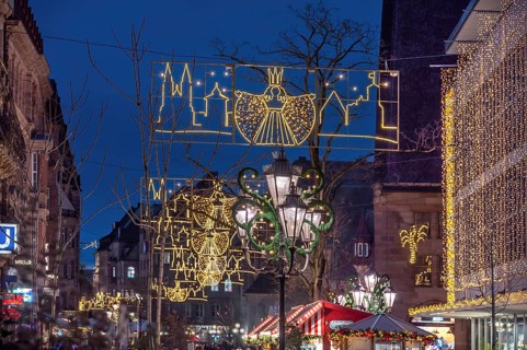 Christmas lighting and stalls on the way to the Nuremberg Christmas Market, Königstraße, Nuremberg,