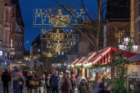 Christmas lights and stalls on the way to the Christkindlesmarkt, Hans-Sachs-Platz, Nuremberg,