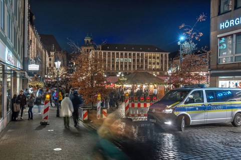 Securing the evening Christmas market through poizei and barriers, Hauptmarkt, Nuremberg Middle