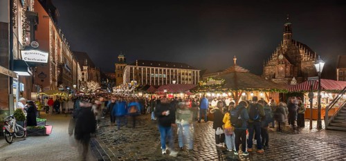 Christmas market illuminated in the evening with Frauekirche and town hall, Hauptmarkt, Nuremberg
