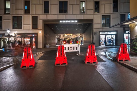 Securing the evening Christmas market through barriers, Hauptmarkt, Nuremberg Middle Franconia,