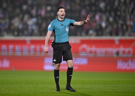 Referee Florian Badstübner Gestik Gesture Voith-Arena, Heidenheim, Baden-Württemberg, Germany
