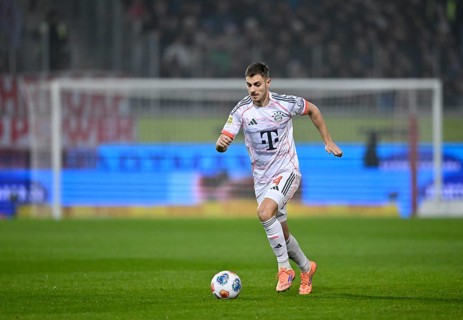 Josip Stanisic FC Bayern Munich FCB (44) Action on the ball Voith-Arena, Heidenheim,