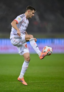 Josip Stanisic FC Bayern Munich FCB (44) Action on the ball Voith-Arena, Heidenheim,