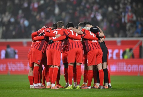 Team building, circle of teams in front of the start of the game 1. FC Heidenheim FCH Voith-Arena,