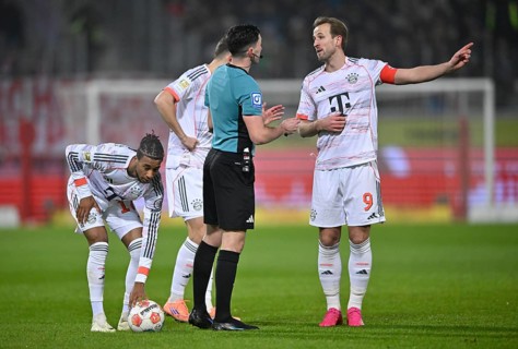 Referee Referee Florian Badstübner in discussion with Harry Kane FC Bayern Munich FCB (09) Gesture