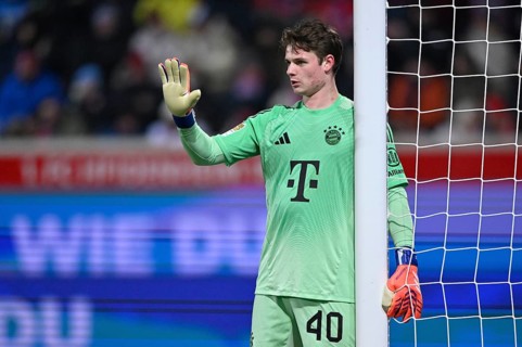 Goalkeeper Jonas Urbig FC Bayern Munich FCB (40) Gesture Gestures to defence at free kick,