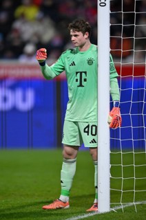 Goalkeeper Jonas Urbig FC Bayern Munich FCB (40) Gesture Gestures to defence at free kick,