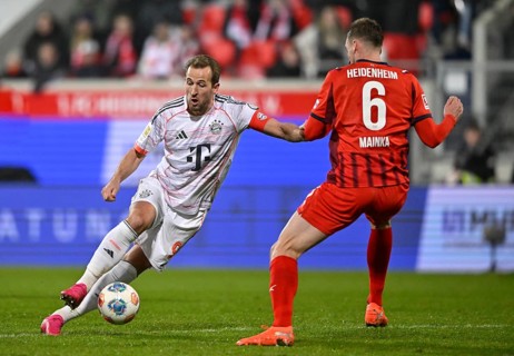 Harry Kane FC Bayern Munich FCB (09) One-on-one action on the ball against Patrick Mainka 1. FC