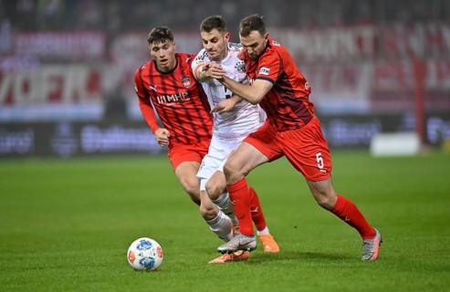 One-on-one, action Josip Stanisic FC Bayern Munich FCB (44) (centre) against Benedikt Gimber 1. FC