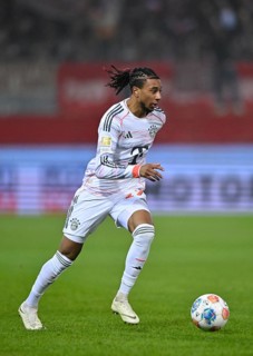 Michael Olise FC Bayern Munich FCB (17) Action on the ball Voith-Arena, Heidenheim,