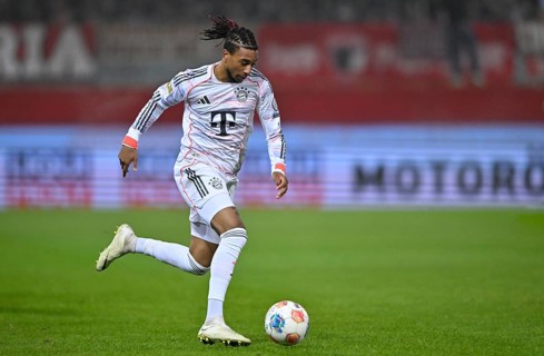 Michael Olise FC Bayern Munich FCB (17) Action on the ball Voith-Arena, Heidenheim,