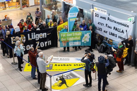 Project opponents demonstrate in front of the conference room. Special meeting of the Stuttgart 21
