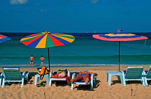 People, umbrellas and sun loungers at Karon Beach, two years in front of the tsunami, Ko Phuket,