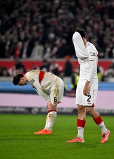 Disappointment at Ameen Al-Dakhil VfB Stuttgart (02) jersey over head, Angelo Stiller VfB Stuttgart