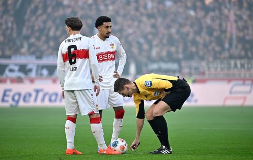 Free kick, referee Daniel Siebert marks position of ball with free kick spray, foam, Angelo Stiller