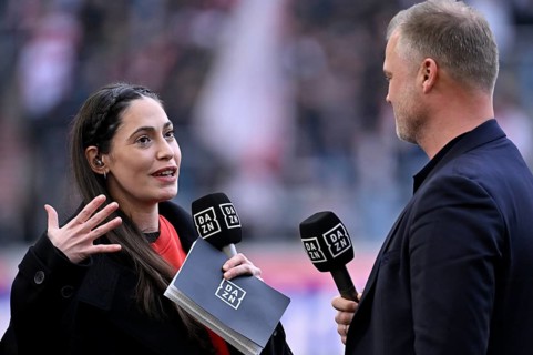 DAZN presenter reporter Ann-Sophie Kimmel interviewed Mikrophon Mikro Logo with Sports Board Fabian