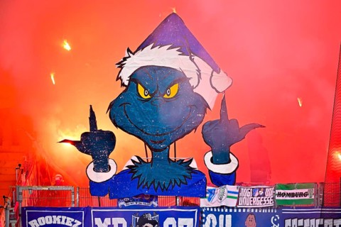 Miesepeter The Grinch shows stinkefinger, middle finger, Bengalos, pyrotechnics, pyro, fireworks,