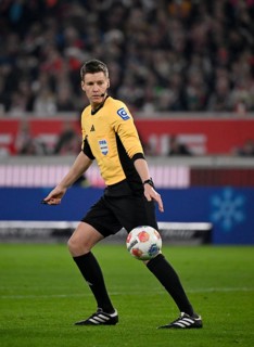Referee Daniel Siebert at referee ball, Gestik Gesture MHPArena, MHP Arena Stuttgart,