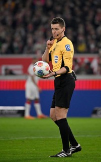 Referee Daniel Siebert at referee ball, gesture gesture whistle at mouth, MHPArena, MHP Arena