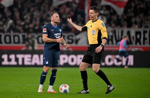 Referee Referee Daniel Siebert Gesture Gesture in conversation Discussion with Vladimir Coufal TSG