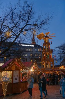 Christmas market at Ausmus-Bremer-Platz in Kiel, pedestrian zone, early evening, stalls, visitors,
