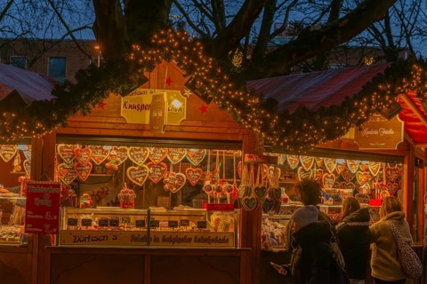 Christmas market on Holstenplatz in Kiel, city center, tree, pedestrian zone, early evening, sales