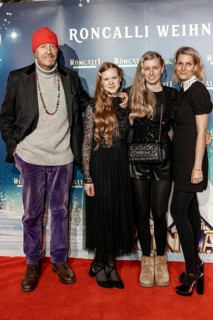 Reiner Schöne with woman Anja Schöne and children Charlotte-Sophie and Olivia at the premiere of