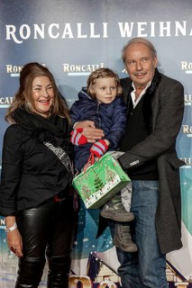 Leander Haußmann with sister Iris and grandson Fritz at the premiere of the 21st Original Roncalli