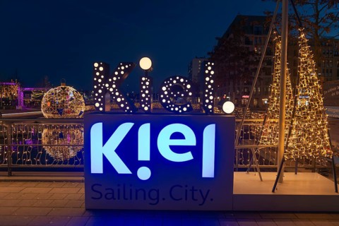Christmas decoration in Kiel am Holstenfleet, Kleiner Kiel Canal, city center, Christmas, lighting,