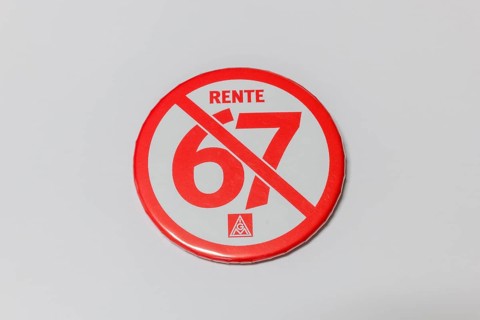 A round button with the inscription Pension 67 crossed out as a protest symbol, Germany