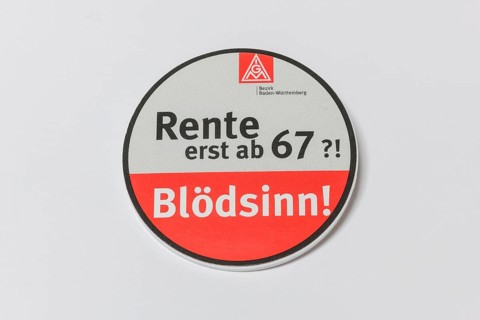 A round button with criticism of retirement only from 67 in red and white design, Germany