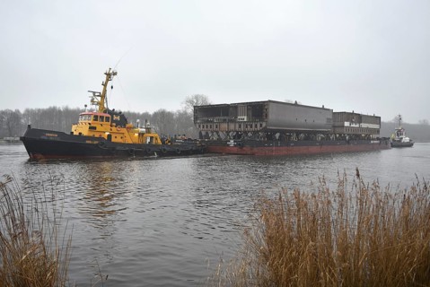 Tugboats bring ship parts through the Kiel Canal, NOK, Kiel Canal, Kiel Canal, Schleswig-Holstein,