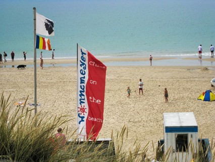 Banner with inscription, Wonnemeyer, Chill on the Beach, former cult restaurant, North Sea beach