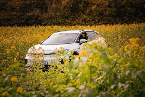 White SUV in a yellow flower field on a sunny day, Deer e-Carsharing, VW ID4, Calw, Germany