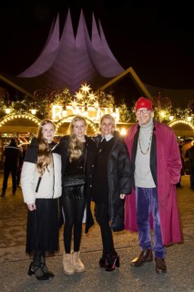 Reiner Schöne with woman Anja Schöne and children Charlotte-Sophie and Olivia at the premiere of
