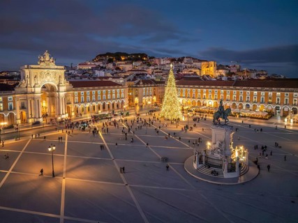 Praca do Comercio in Lisbon lights up with an impressive Christmas tree and festive decorations