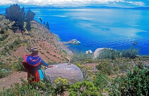Traditionally dressed woman, port, Isla Taquile in Lake Titicaca, Andean highlands, Peru, South