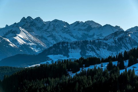 View from the high-altitude hiking trail from Bolsterlanger Horn to Riedberger Horn, snow-covered